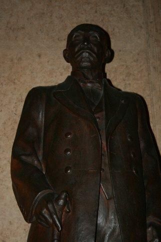 ブダペストの国会議事堂と銅像 写真素材7373892- フォトライブラリ