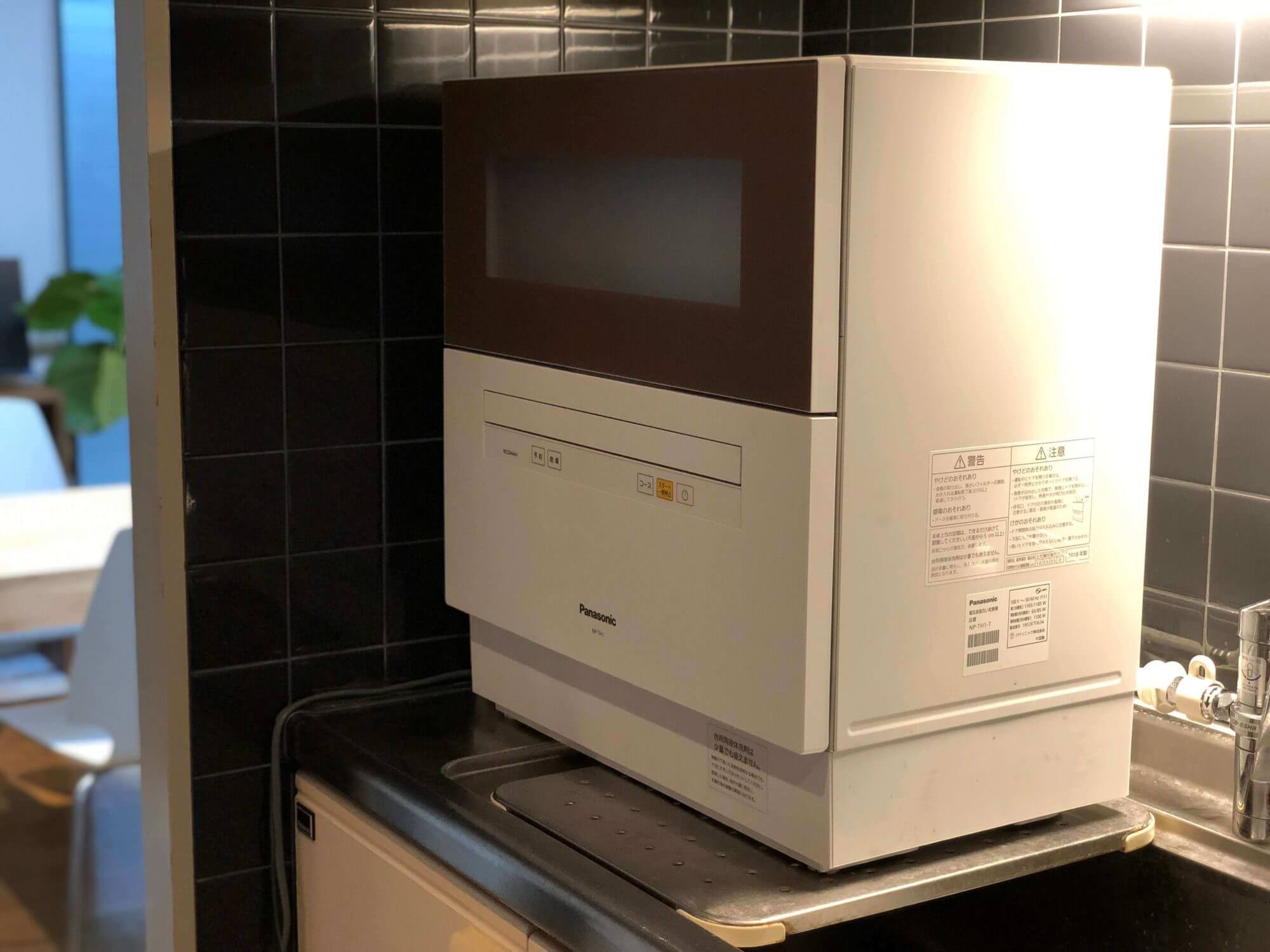 賃貸・プチ食洗 キッチンカウンター上の食洗機の「転倒防止と目隠し」どうしてる？ - 片づけ収納ドットコム