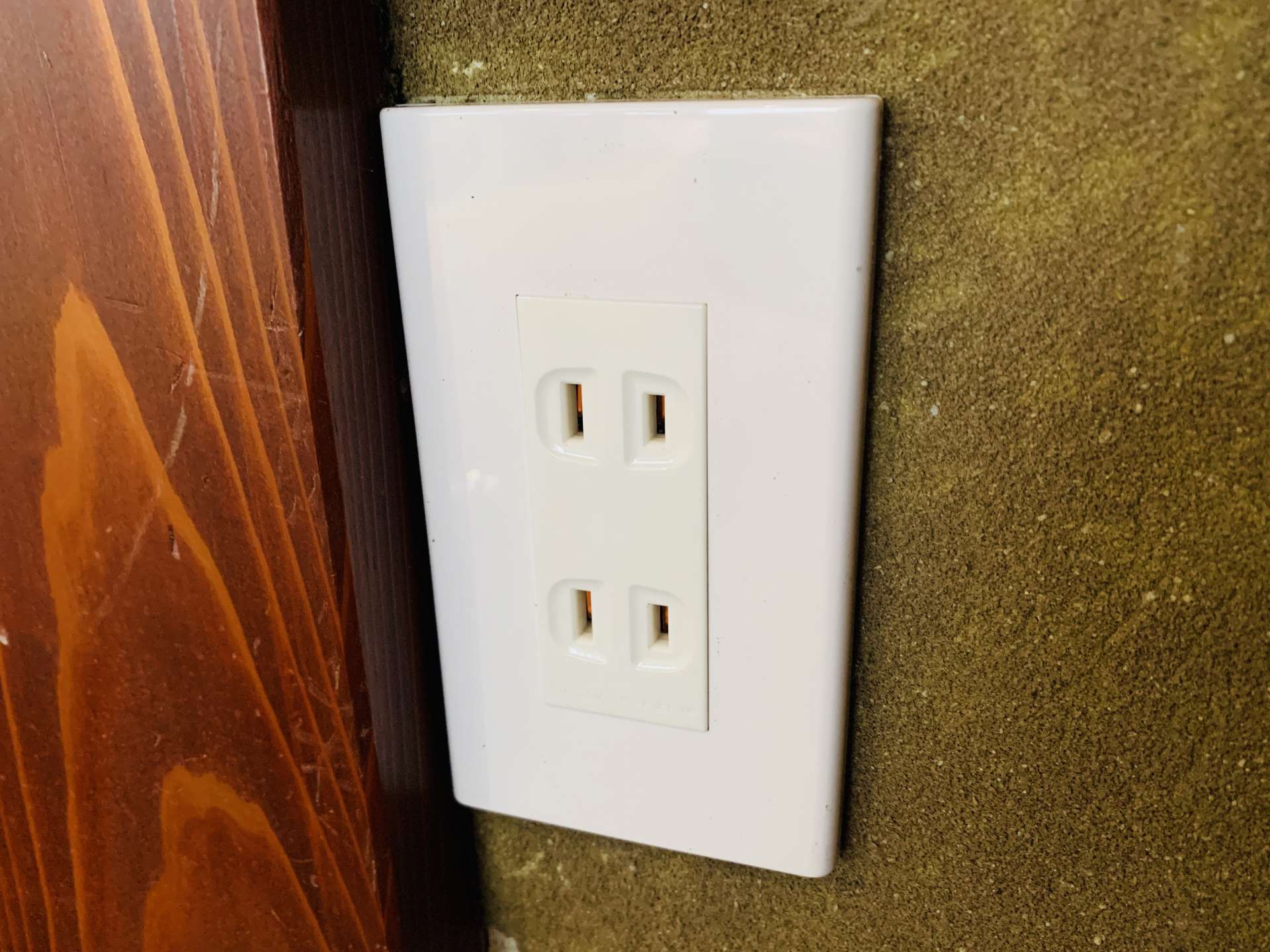 コンセントから火花が！慌てる前にコンセントから火花がでる原因や対処方法を解説