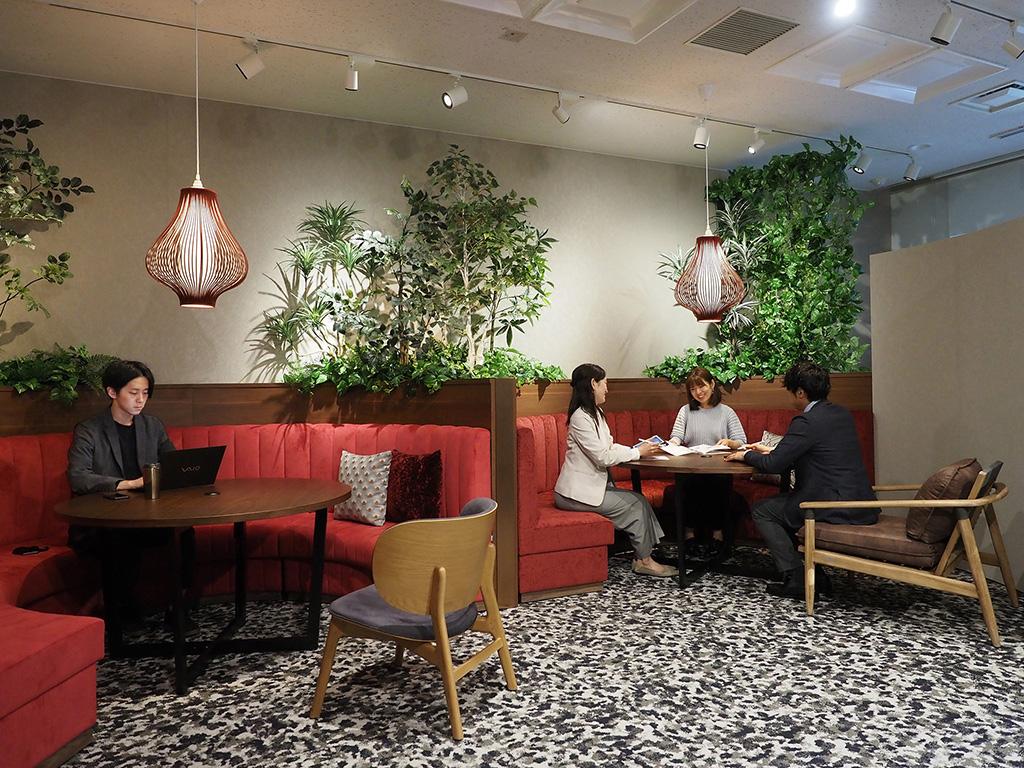 ファミレスブース ファミレス席 のメリット・デメリットとは？オフィス移転で人気のレイアウトを解説 2025年4月最新- ハイッテ by株式会社IPPO