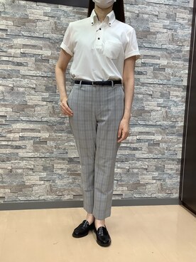 今日のコーデ ＜佐藤栞里＞外回りの日は動けるチノパンにポロシャツ＋スカーフで仕事のきちんと感を！MORE