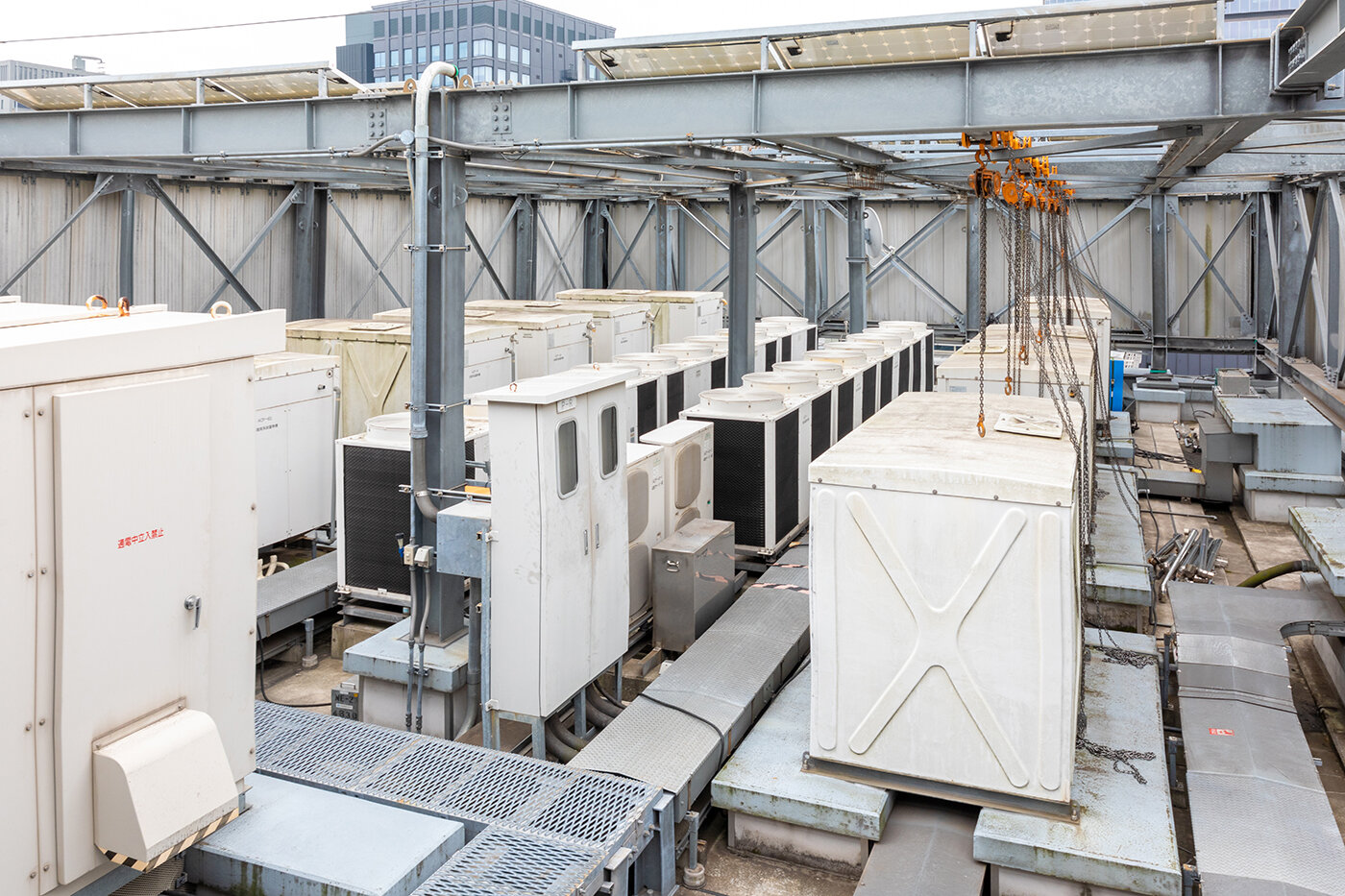 産業空調技術 - 東京都の超高層ビル屋上ビュー。の写真素材・画像素材 Image 71125223