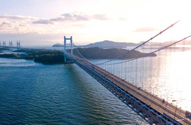 燻らせた煙を見つめながら物思いにふける、シガーバー入門Dig-itディグ・イット