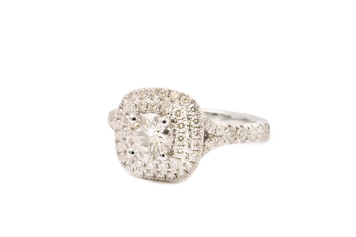 ヘイローリングの魅力 , ～婚約指輪選び～, ⭐︎ヘイローリングとは, -センターダイヤモンドを小粒ダイヤが一周取り囲むデザインです。,もう一つ「取り巻きリング」がありますが、ほぼ同義で使われるものの、ニュアンスに違いがあります：,ヘイローリング：国際的な呼び方。ヘイロー 英：Halo は、聖像などにある後光の意味,取り巻きリング：日本特有の呼び方。リングの構造をそのまま表現した意味,