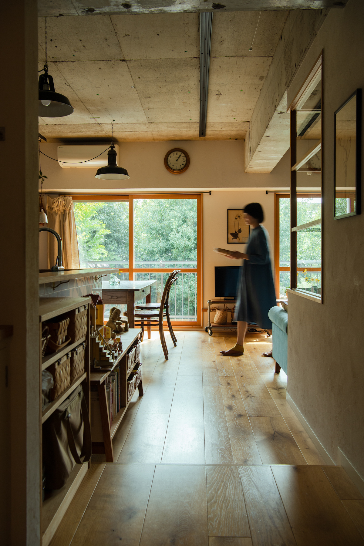 築50年の戸建てをリノベした建築家・一色暁生の自邸。明石の海を眺める、職住一体の穏やかな暮らし