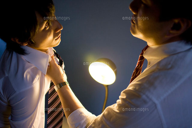 胸ぐらを掴む là gì? Cách đọc, phiên âm & nghĩa của từ 胸ぐらを掴む