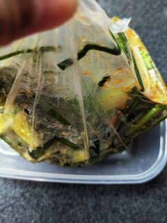 ジップロックの圧縮方法は？掃除機やストローを使う時の注意点も解説