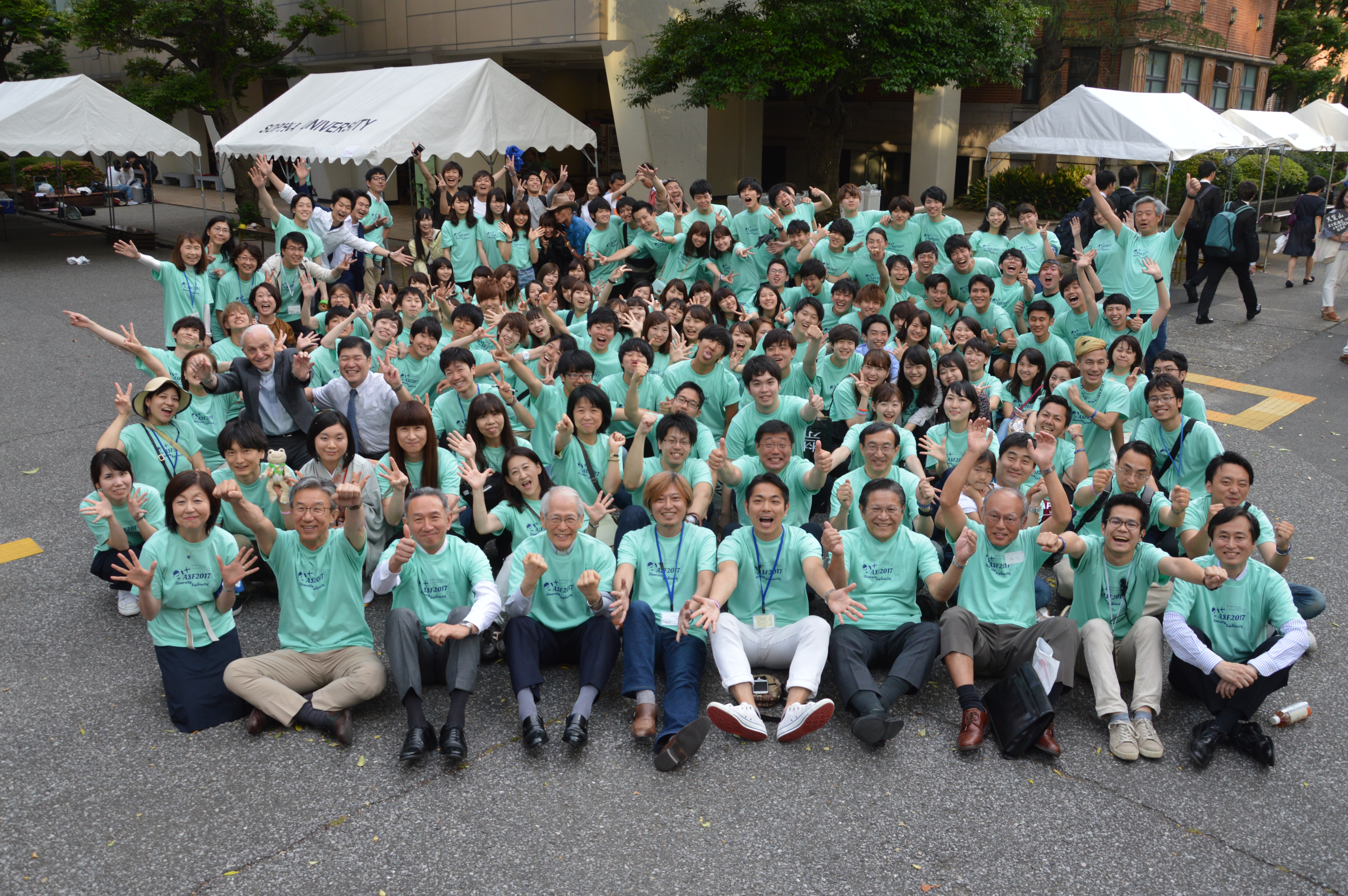 先日、会社の先輩たちがお誕生日のお祝いをしてくれたときに お店の方々と共に用意してくれていた 花束のサイズがバグでした💐 ちなみにこの日の服は全部@l_or_official です😂 実はお昼はかじまりがお祝いしてくれていたので、 また載せさせてください〜☺️🫶