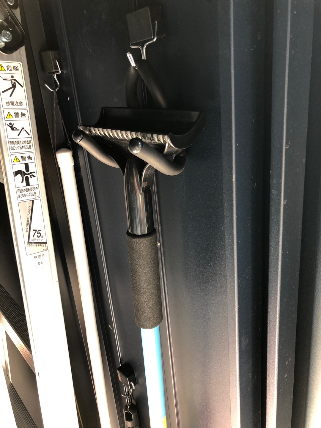 タクボ物置をちょっと改造！①農具掛けを作る - 田舎ぐらしのコジマッティ