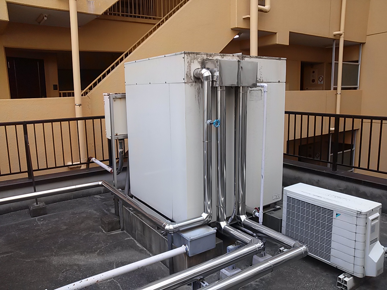 室外機200㎏の階段搬入と屋上据付