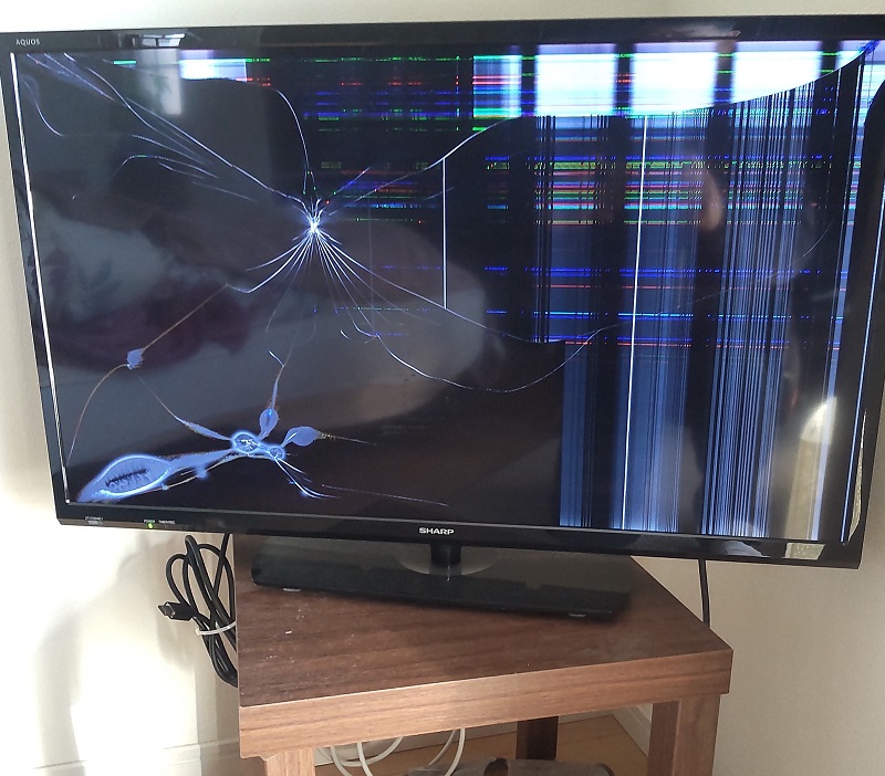 液晶テレビの画面が割れてヒビやスジが入ってしまった 保険で直せるかあっ いいね