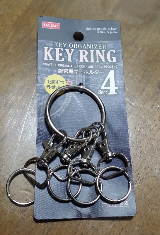 DAISO アルバムキーホルダー 星型リング付き 手帳 ダイソーのアルバムキーホルダーに推しを詰める