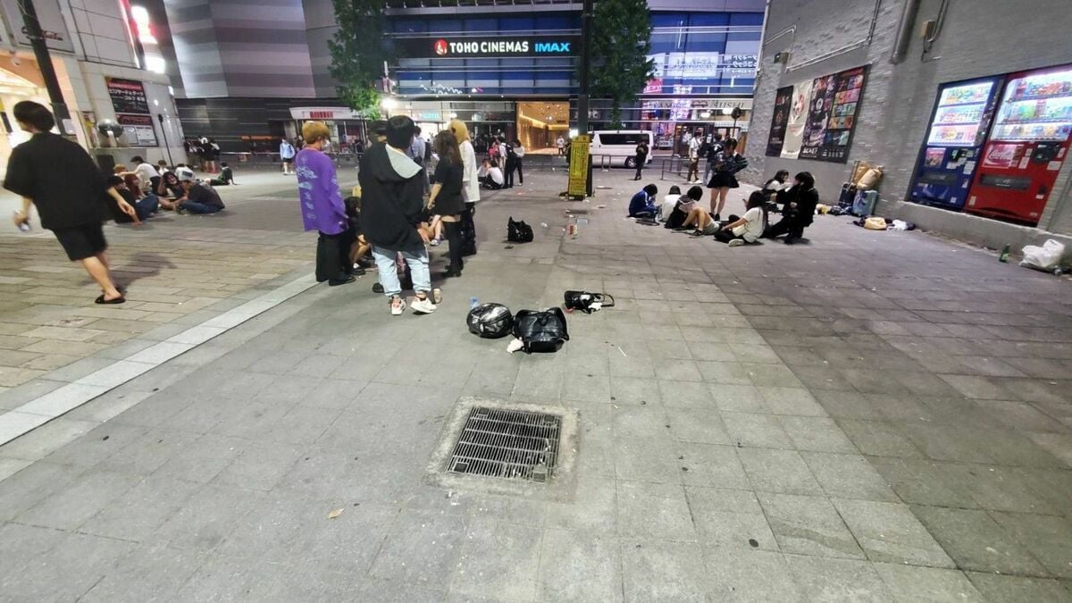 新宿・歌舞伎町トー横に集まる若者たちを直撃！彼らの本音に迫る：ハイパーパトロール | テレ東・ＢＳテレ東の読んで見て感じるメディア