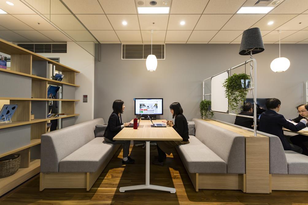 オフィスのファミレス席とは？設置のメリットやレイアウト事例も紹介 - IRISTORIES - アイリストーリーズ
