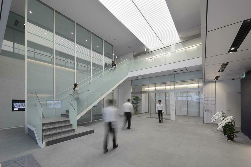 企業の伝統と革新をモノトーンで表現したエントランス改装 - オフィスデザインの株式会社ワーク