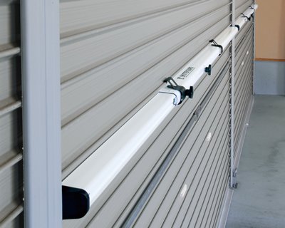 中型シャッターガード 差込式 防犯対策