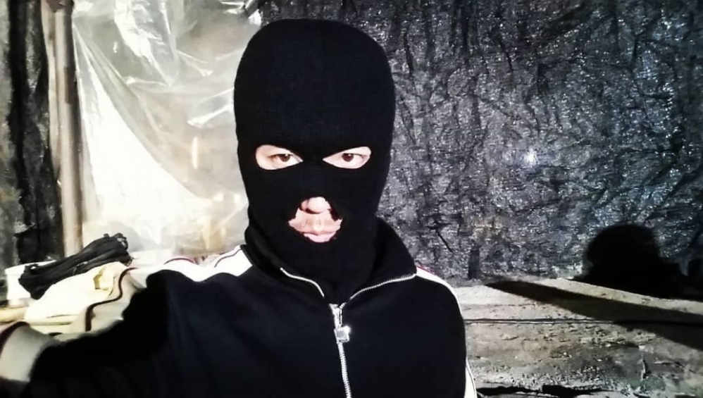 泥棒は青い背景に分離されたフェイス マスクでの写真素材・画像素材 Image 16039514