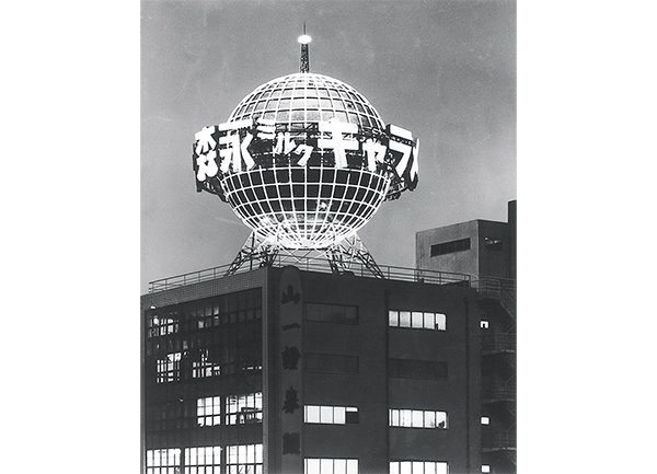 銀座のシンボルである、和光にある時計塔のデザインが、ディズニー仕様になったそうです。 文字盤変更をしたのは建てられてから初だとか！11月18日まで、ご覧いただけるそうです。銀座にお立ち寄りの際は、是非空を見上げてみてください！銀座和光時計塔ミッキー