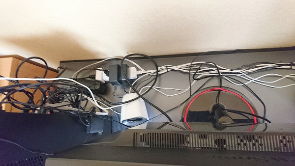 ぐちゃぐちゃにLANケーブルが絡まる障害発生の無料の写真素材 - ID.28644フリー素材 ぱくたそ