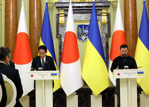 岸田首相、ウクライナから凱旋帰国するも話題になるのは「しゃもじ」と「まんじゅう」だけの哀しみSmart FLASH スマフラ 光文社週刊誌