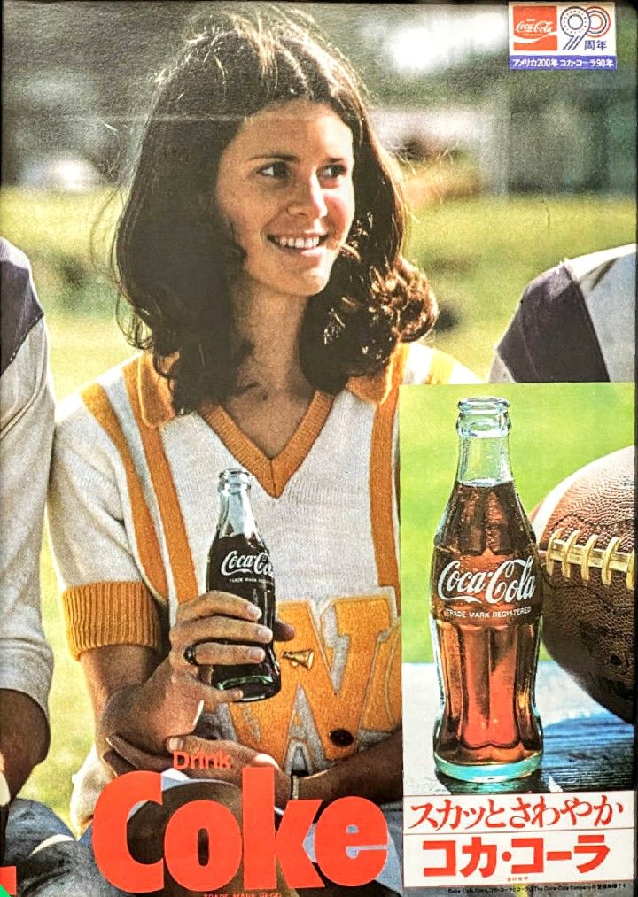 貴重品！1942年 コカコーラ アート 広告インクブロッター Cola コカ・コーラ」の長い歴史を語るポスターアートより。ボトルの歴史。 BottleHistory Landscapeサイズ： 72.8Wx 51.5Hcmc 2020 The Coca-ColaCompany. All rights reserved.コカコーラ