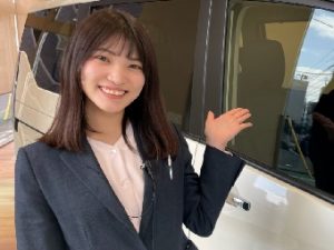 自動車販売店で働くプロの女性販売員の写真の写真 – Unsplashの車の画像