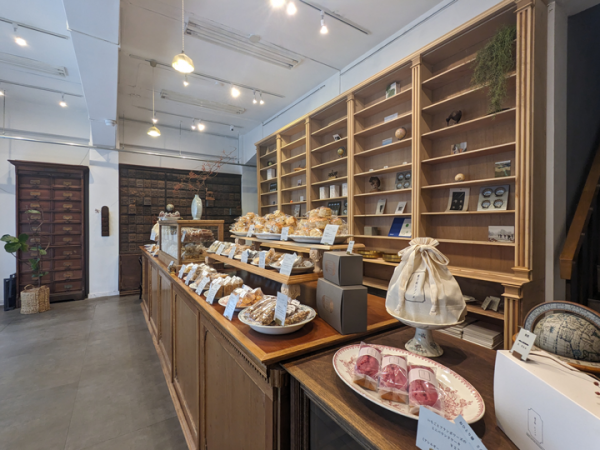 珈琲の香りと、こだわりの器や家具に囲まれて。蔵前の大人な喫茶店「喫茶半月」 - ufu.ウフ。