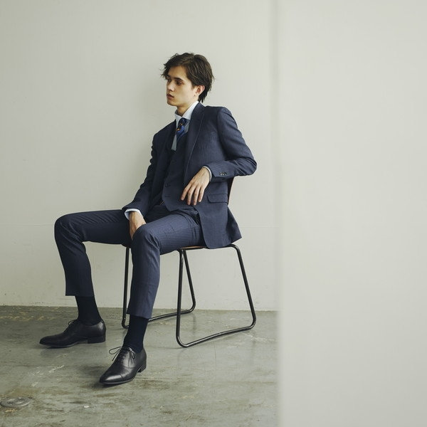 ネイビーシャツコーデ11選 清潔感のあるネイビーシャツで好感度UP！2025オフィスカジュアル - CanCam.jp キャンキャン