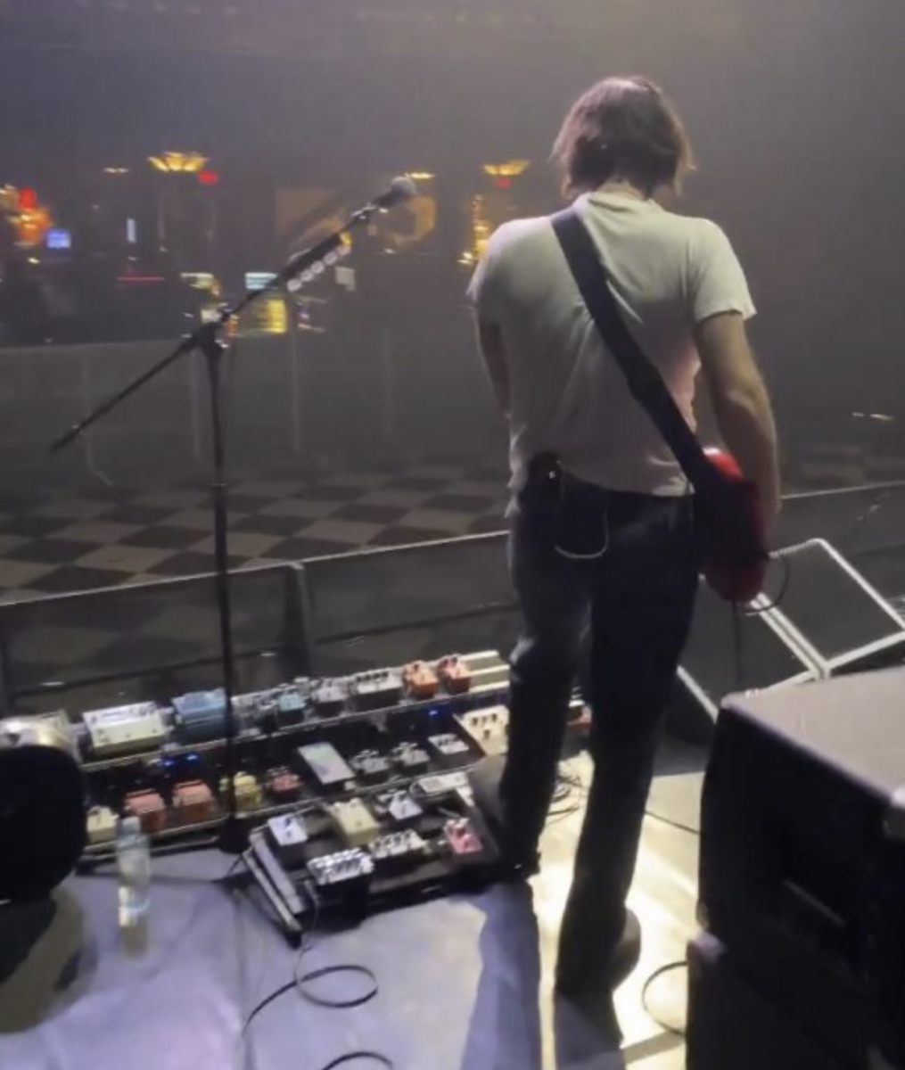 NEEのリード・ギター＝夕日が使用する、こだわりを詰め込んだ機材ラインナップを一挙に解説！ギター・マガジンWEBGuitar magazine