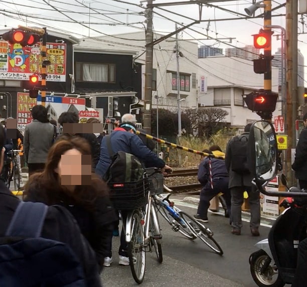 岳南鉄道の自分で上げる！ フル装備第4種ふみきり息子が寝静まった後の フリータイムって嬉しいけど、 次の日の朝が起きれない母です🤱最近、遅ればせながら「silent」のブームにのっかり、 息子と手話をやってみました☺️ ふみきり 両手人差し指を1にして遮断棒を