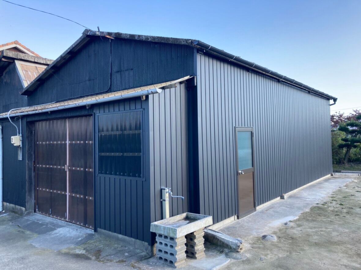 奈良市にて単管パイプとトタン波板での倉庫新設工事大和郡山市、天理市、桜井市の屋根工事・修理は街の屋根やさん奈良南店