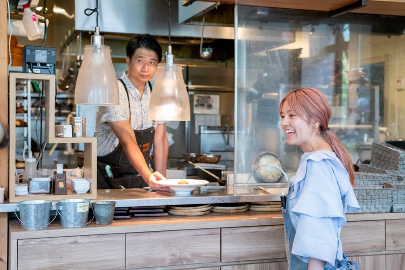 はもれびカフェでは一緒に働いてくれる カフェスタッフを募集しています！from 2024 12 11応募方法はもれびカフェHPの求人情報のページにあるスタッフ応募フォームよりご連絡ください。募集職種・ホールスタッフ ・キッチンスタッフ シニアの方も歓迎