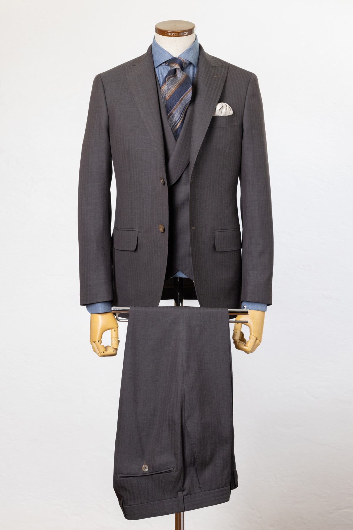 グレースーツをおしゃれに着こなすには？ネクタイ・シャツ・靴の合わせ方を解説ANSWER