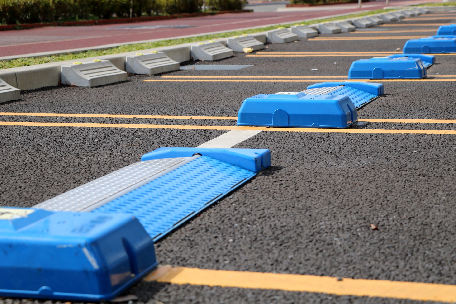 コインパーキングのロック板の種類や仕組み費用やトラブルについても解説 - タイムパーキング