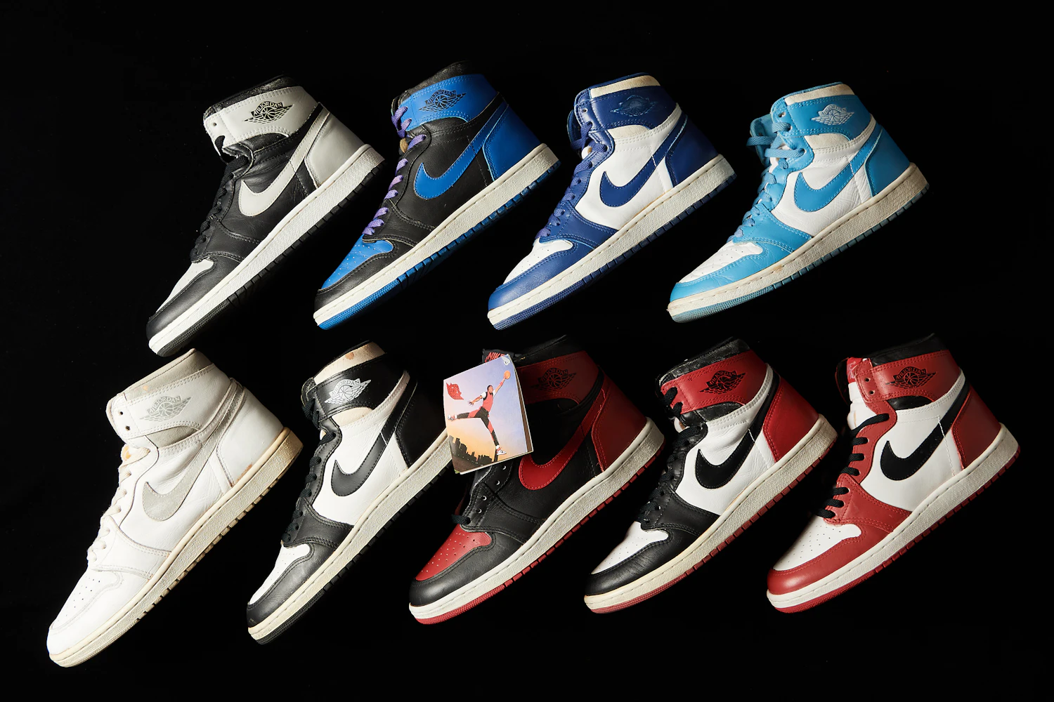 ウィングロゴのないプロトタイプ”を再現した特別な「エアジョーダン1」が誕生！ UVライトで“ジョーダンの手書き文字が浮かび上がる”新色の個性とは？VAGUE ヴァーグ