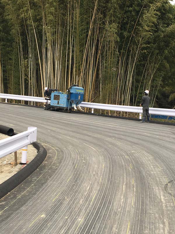 凍結抑制舗装「グルービングウレタン工法」鹿島道路株式会社