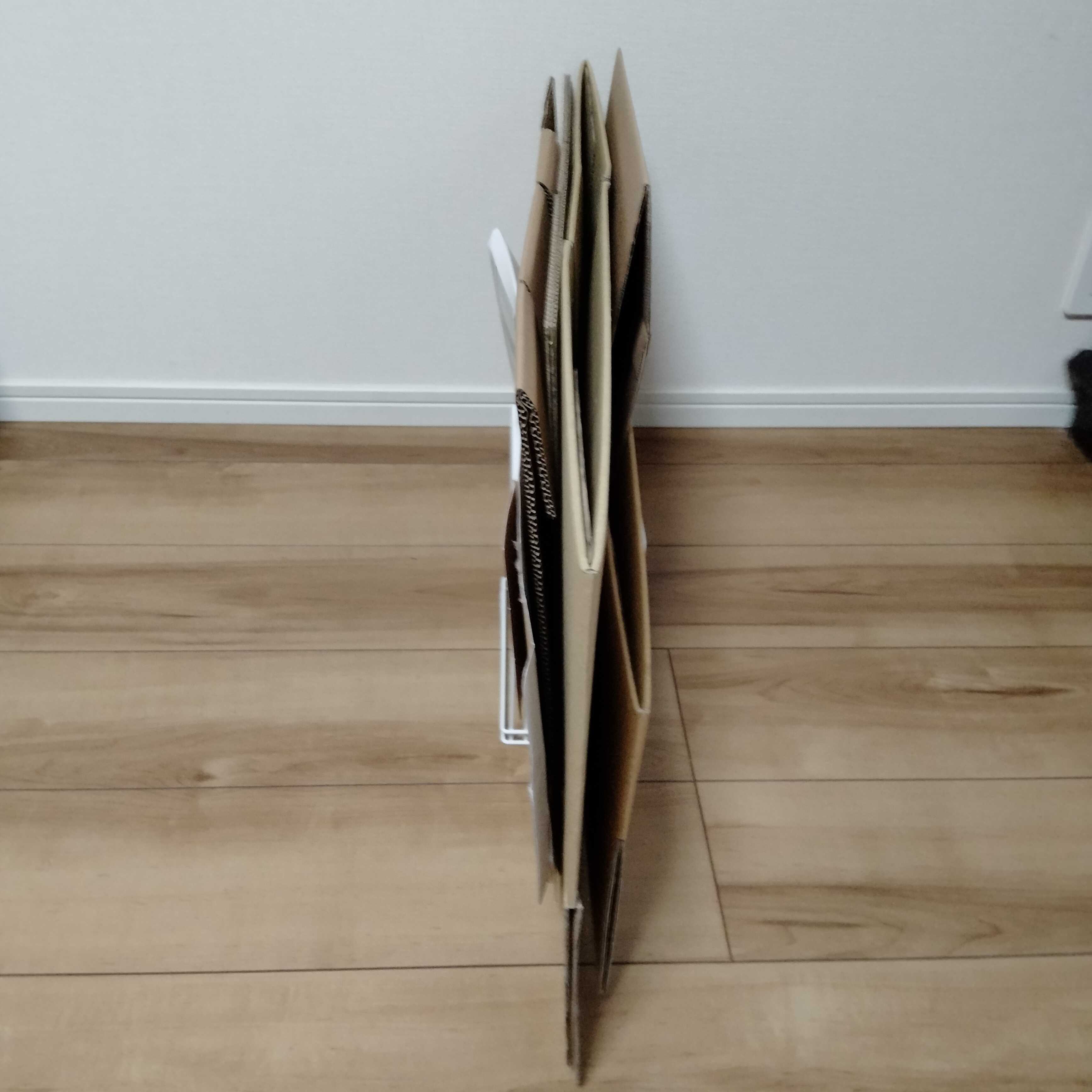 あると便利だけど、意外と高いダンボールストッカー！ 買おうと思ってた時にインスタで良いもの発見！ セリアの「ワイヤーふきんかけ」 これが ダンボールストッカーの代わりになるらしいので、買ってみたら大正解👌 ダンボール整理が楽になりました😄 みんなも使ってみて