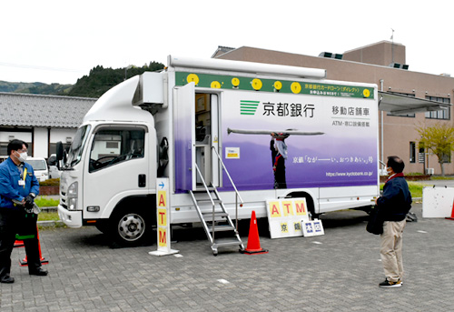 移動店舗車「地域のつばさ号」