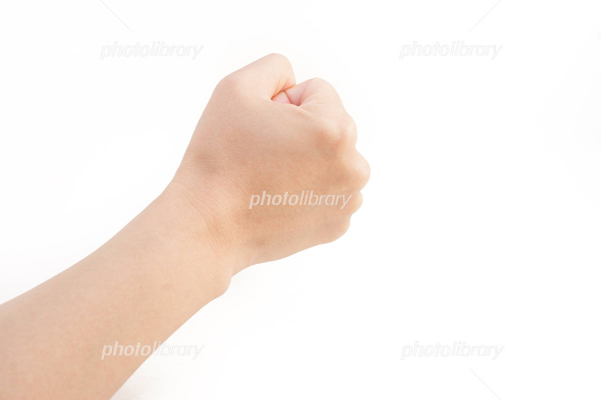 フリー写真傘を差しながら雨の中に手を出す女性パブリックドメインQ：著作権フリー画像素材集