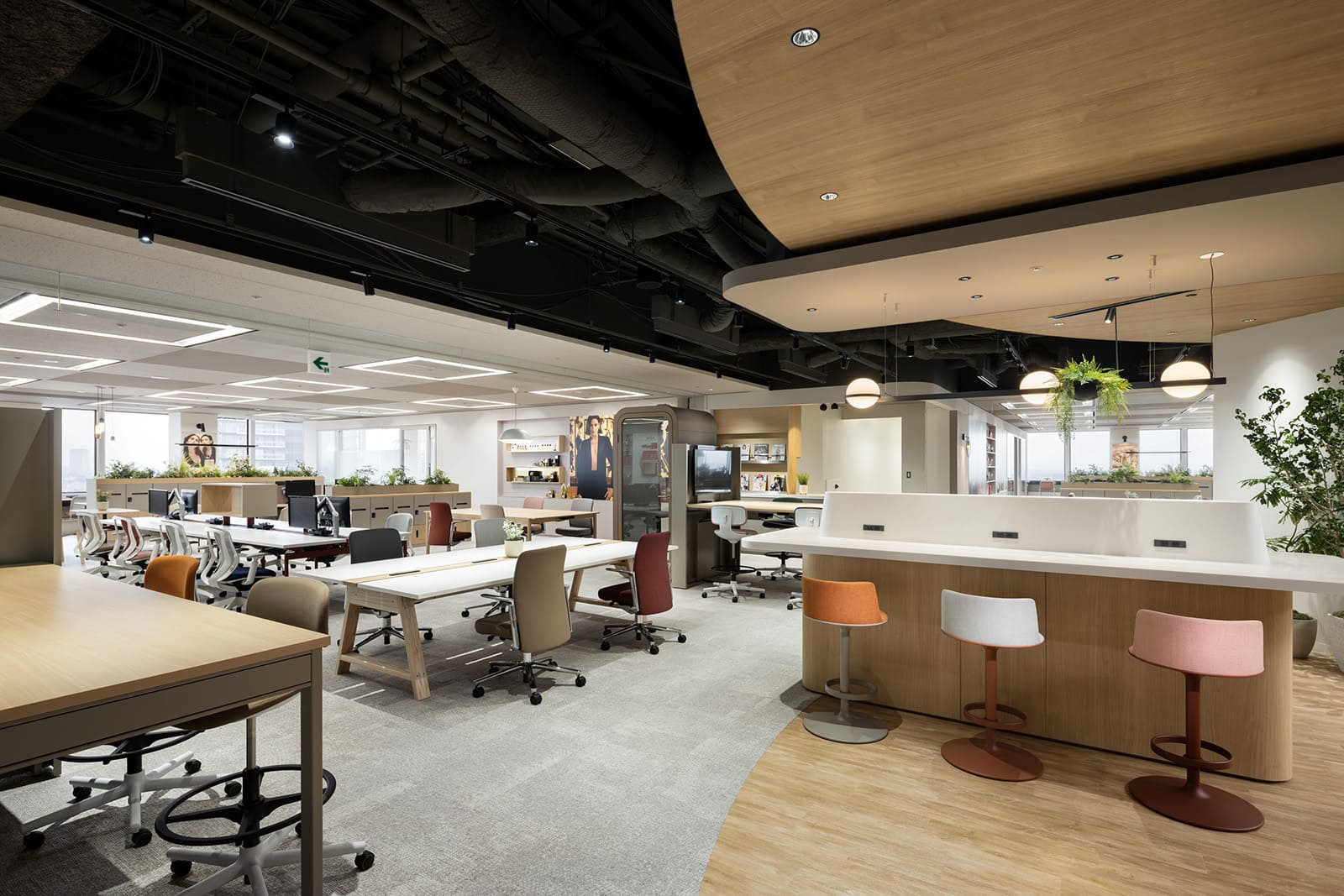 新着記事日本ロレアル株式会社フランス・パリに本社を置くロレアルグループは、言わずと知れた世界最大の化粧品会社です。同社が掲げるパーパスは「世界をつき動かす美の創造」。その意思はオフィス環境などにも強く反映されています。 その仔細について日本