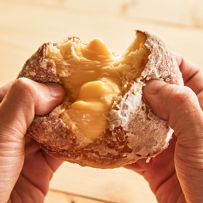 旦那ぁ！そのドーナツから降りてもらえませんかねぇ？日本に初上陸したランディーズドーナツ🍩渋谷代官山店に行ってきました！！社長さんより許可を頂きマベともさん @marveltomodachiと共に応援購入しに！！ついでにアイアンマン2のシーンをオブジェクトの前で再現