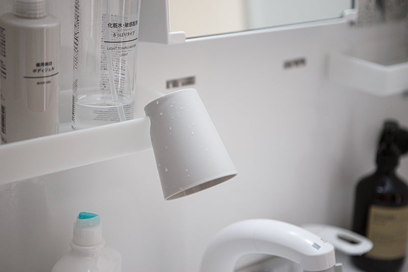 コップホルダー以外で、 うがいコップを浮かせる収納☺︎ 洗面所は全面鏡で、 「セリアの何度と貼れるコップホルダーは直貼りしたくない！」という母の要望が。 デッドスペースがあったので、 突っ張り棒とクリップフックで 浮かせる収納にしてみました🌱 視界に入り