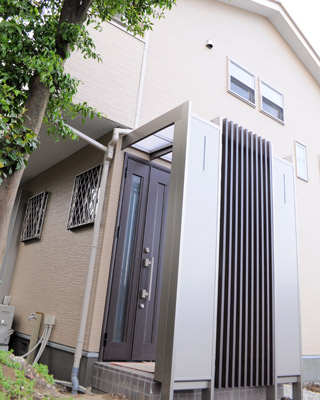 総社市 テラス屋根＆目隠しフェンス 倉敷市でおしゃれな外構工事専門店 株式会社旺三創建