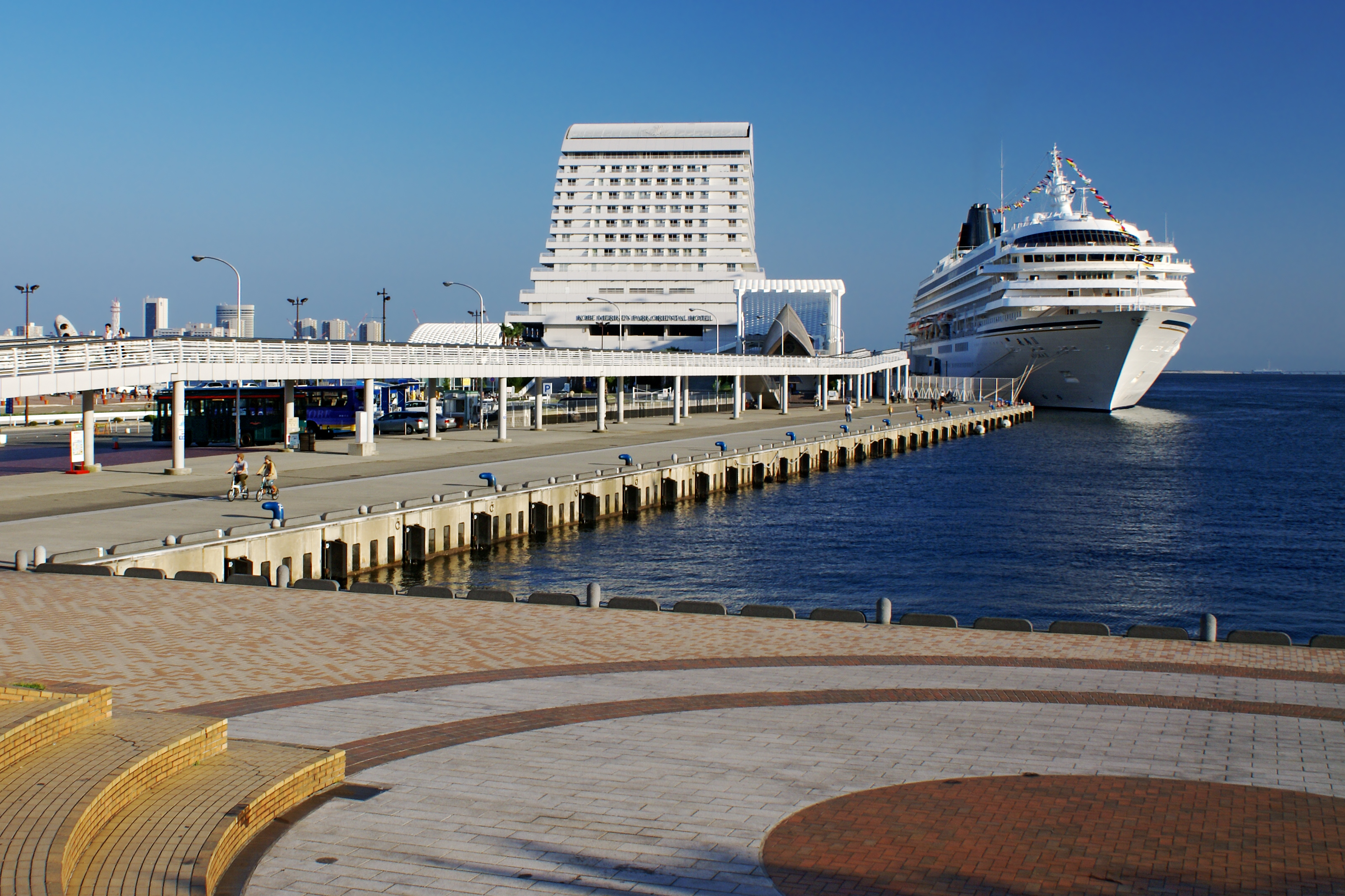 神戸ポートタワー、中突堤中央ビルの建て替えに伴い民営化へ。その中突堤中央ビルを見てきた！ポートタワー神戸観光ランドマーク神戸ポートタワー中突堤中央ビル東灘ジャーナル