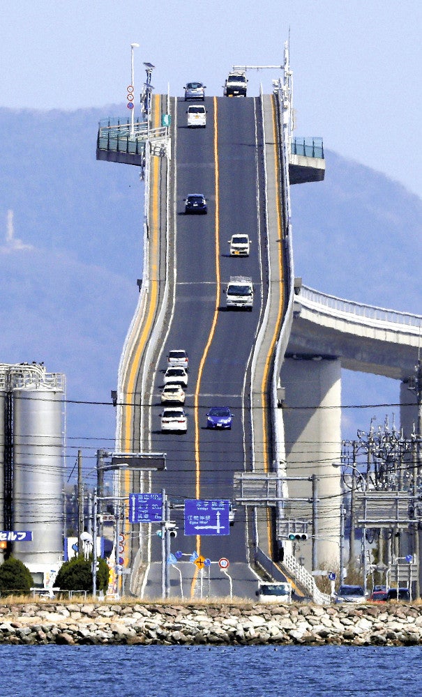 凄い急坂‼️ CMで有名はベタ踏み坂 - YouTube