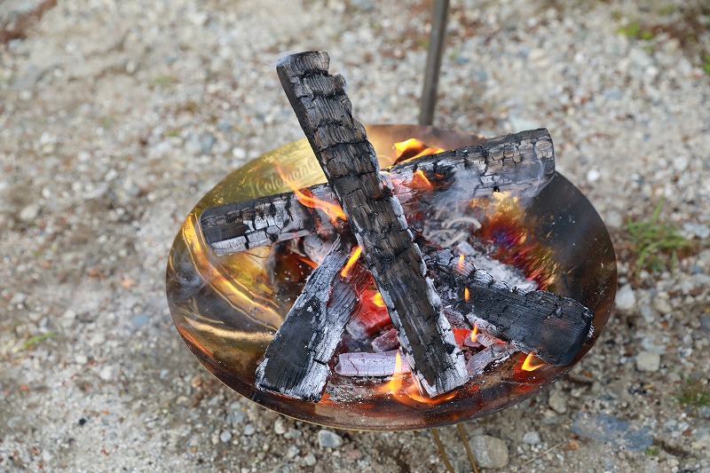 コールマン焚き火台『ファイアーディスク』レビュー！ 設置も片付けも簡単！お手軽に焚き火を楽しもう - ハピキャンキャンプ・アウトドア情報メディア