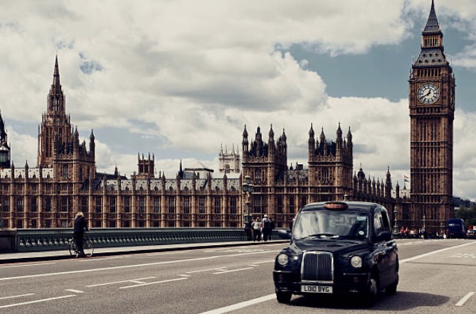 乗り方に一癖あるロンドンタクシー、料金表とオススメ配車アプリ3選ifura