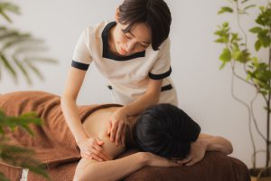 エステティシャンになるには？必要な資格や年収、仕事内容を徹底解説！｜美容部員・BA・コスメ・化粧品業界の求人・転職・派遣｜アットコスメキャリア