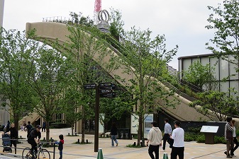 ヘザウィック・スタジオによる、立体的な庭園で包まれた 麻布台ヒルズ 低層部 - TECTURE MAG テクチャーマガジン空間デザイン・建築メディア