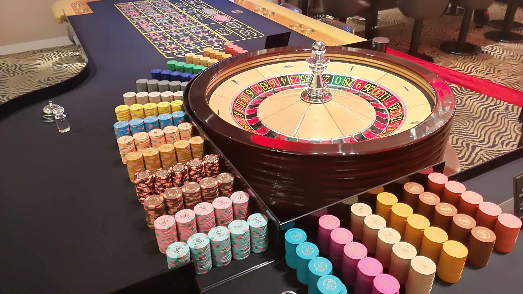 大阪、梅田のダイニングバーでドラァグクイーンのショー・エンターテイメント